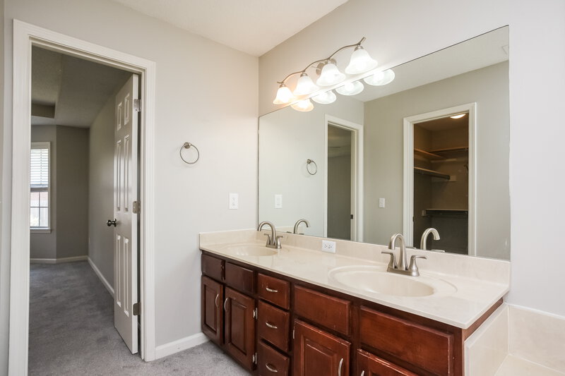 1,710/Mo, 7852 Tankerston Dr Memphis, TN 38125 Main Bathroom View