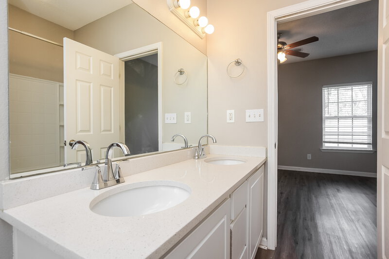 1,945/Mo, 9864 White Poplar Dr Olive Branch, MS 38654 Main Bathroom View
