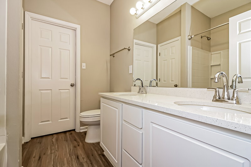 2,730/Mo, 9864 White Poplar Dr Olive Branch, MS 38654 Main Bathroom View