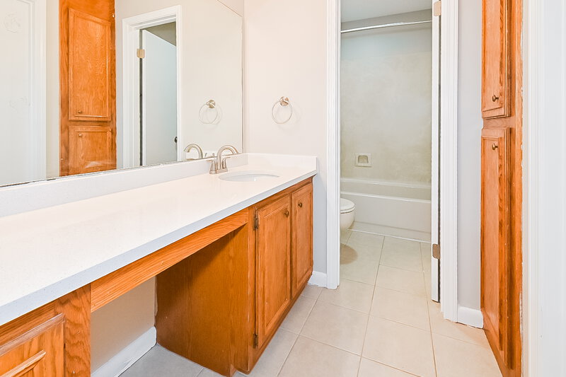 1,560/Mo, 7120 Grove Park Cv Olive Branch, MS 38654 Main Bathroom View