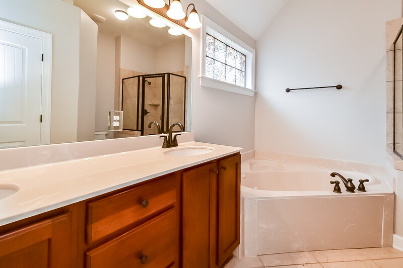 2,300/Mo, 7393 Brentridge Dr Cordova, TN 38018 Main Bathroom View