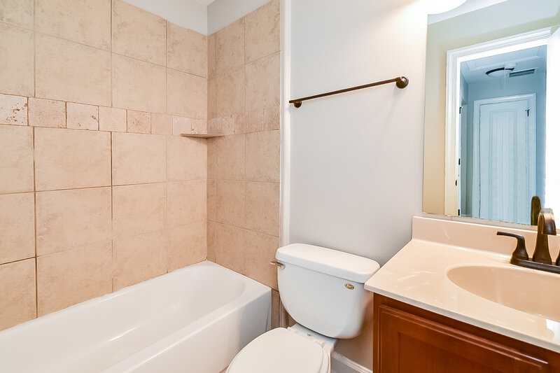 2,300/Mo, 7393 Brentridge Dr Cordova, TN 38018 Bathroom View