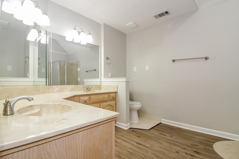 2,100/Mo, 6572 Star Valley Dr Bartlett, TN 38134 Main Bathroom View