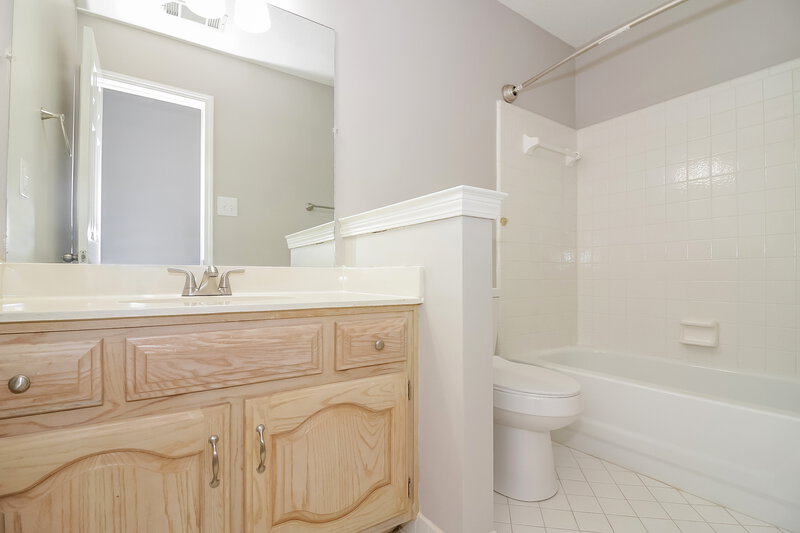 2,100/Mo, 6572 Star Valley Dr Bartlett, TN 38134 Bathroom View