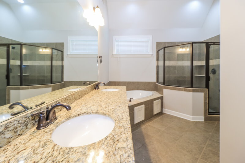 2,000/Mo, 2007 S Bend Dr Cordova, TN 38016 Main Bathroom View