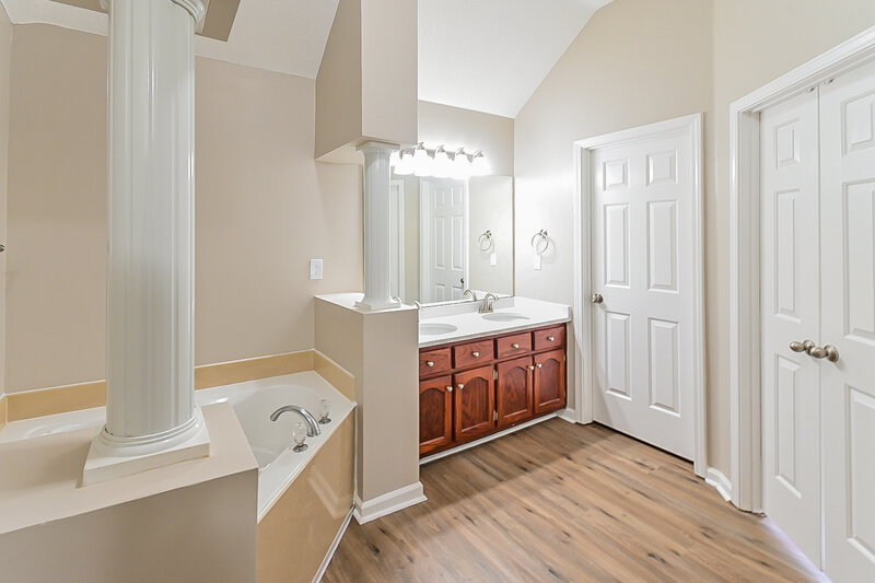 1,800/Mo, 6086 Wills Way Cir S Walls, MS 38680 Main Bathroom View 2
