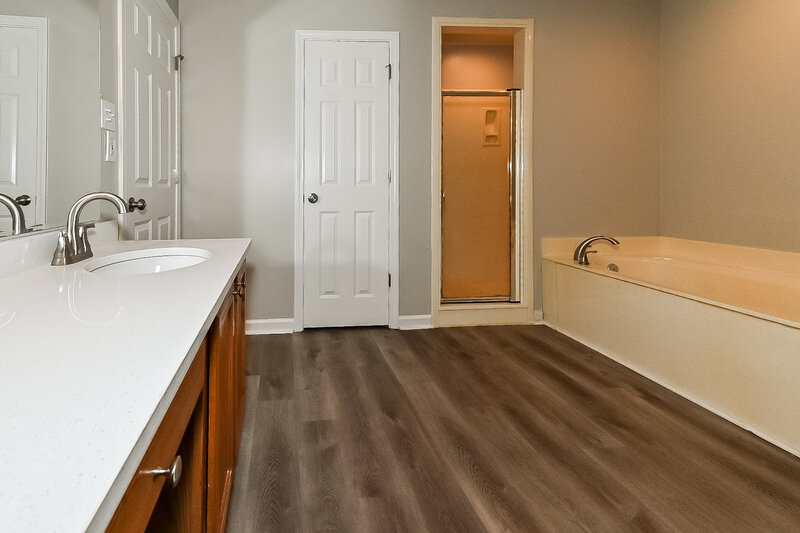 2,260/Mo, 7753 Meadow Ridge Ln Olive Branch, MS 38654 Main Bathroom View