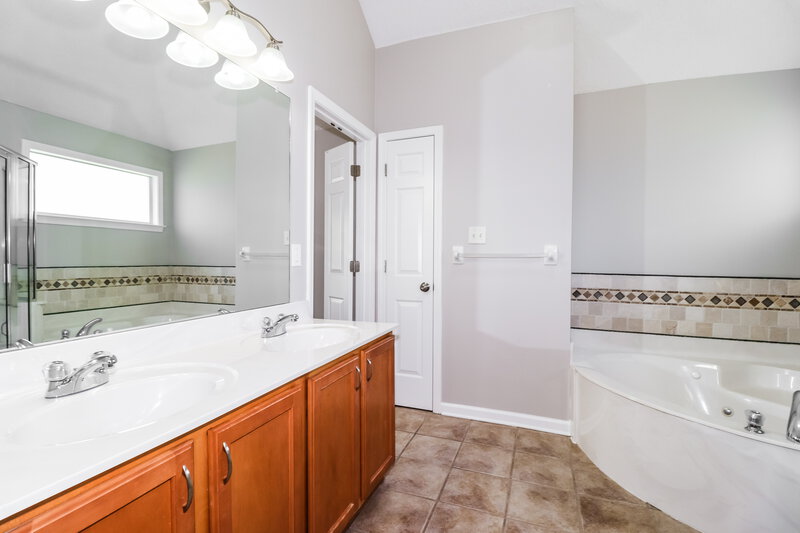 2,375/Mo, 2294 Purple Leaf Cv Cordova, TN 38016 Main Bathroom View