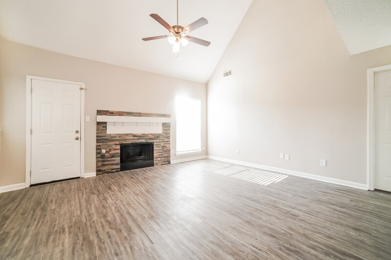 2,100/Mo, 7557 Juniper Ridge Dr Memphis, TN 38125 Living Room View