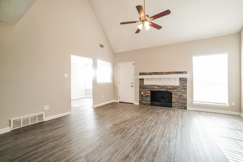 2,100/Mo, 7557 Juniper Ridge Dr Memphis, TN 38125 Living Room View 3