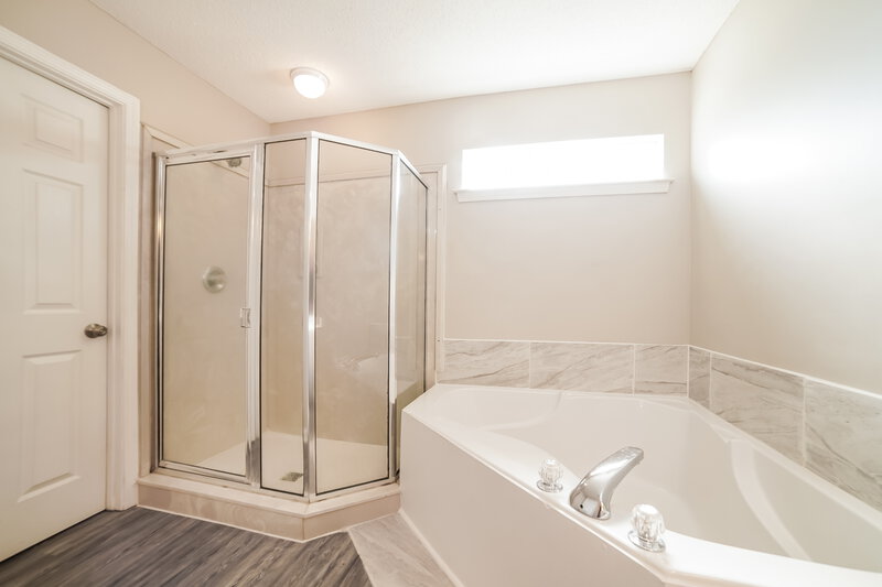 2,100/Mo, 7557 Juniper Ridge Dr Memphis, TN 38125 Main Bathroom View