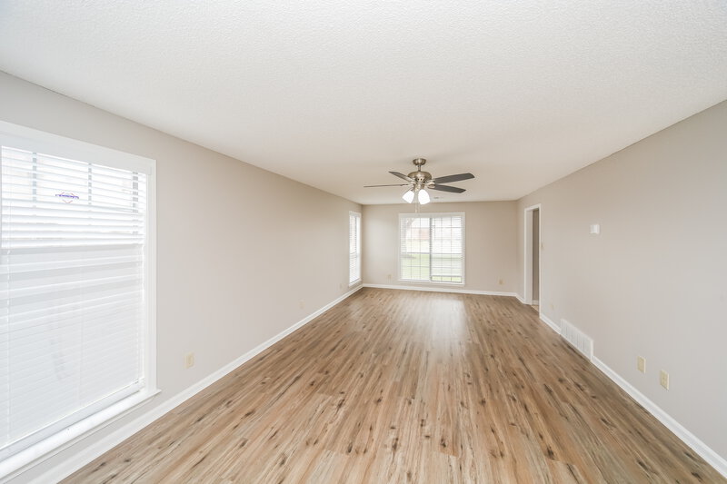 2,300/Mo, 4320 Whispering Bend Cv N Memphis, TN 38125 Living Room View
