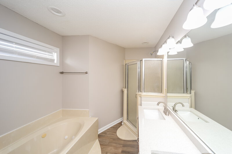 2,300/Mo, 4320 Whispering Bend Cv N Memphis, TN 38125 Main Bathroom View