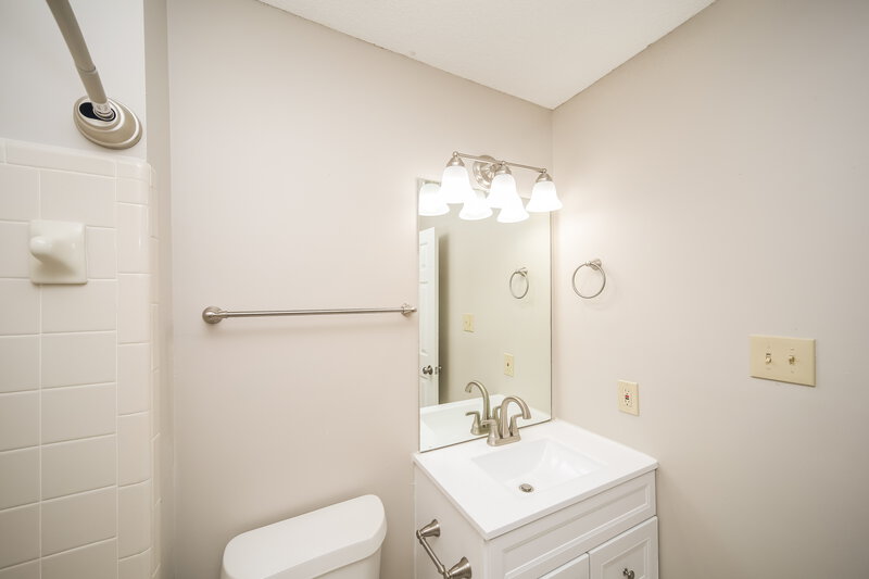 2,300/Mo, 4320 Whispering Bend Cv N Memphis, TN 38125 Bathroom View
