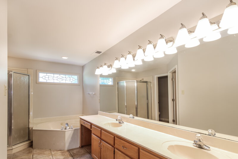 2,275/Mo, 9354 Sarsen Dr Cordova, TN 38016 Main Bathroom View