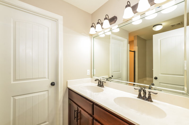 1,970/Mo, 5714 Kingsman Dr Horn Lake, MS 38637 Main Bathroom View