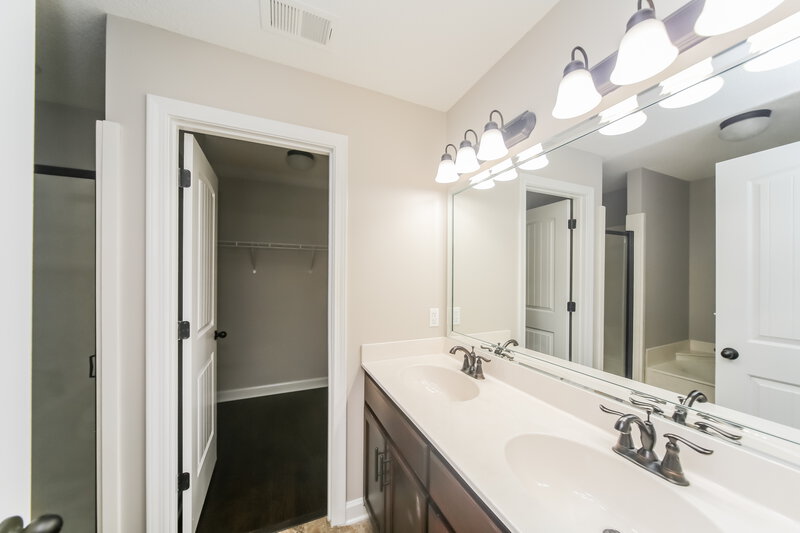 2,075/Mo, 5714 Kingsman Dr Horn Lake, MS 38637 Main Bathroom View