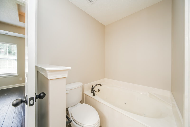 2,075/Mo, 5714 Kingsman Dr Horn Lake, MS 38637 Main Bathroom View 2