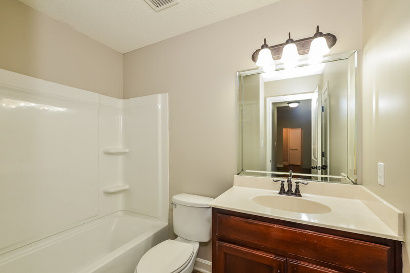 1,970/Mo, 5714 Kingsman Dr Horn Lake, MS 38637 Bathroom View