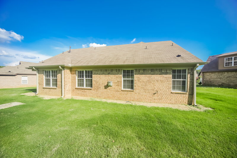 2,075/Mo, 5714 Kingsman Dr Horn Lake, MS 38637 Rear View