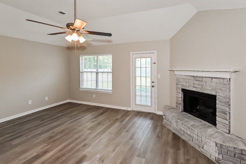 1,840/Mo, 4244 Shadow Oaks Dr Horn Lake, MS 38637 Living Room View