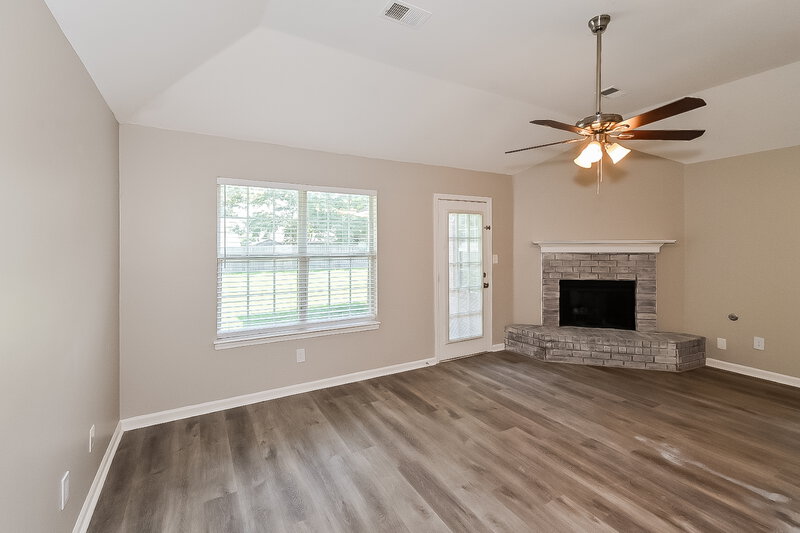 1,840/Mo, 4244 Shadow Oaks Dr Horn Lake, MS 38637 Living Room View 2