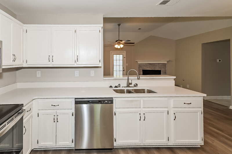 1,840/Mo, 4244 Shadow Oaks Dr Horn Lake, MS 38637 Kitchen View 2
