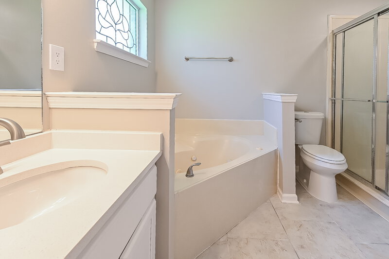1,840/Mo, 4244 Shadow Oaks Dr Horn Lake, MS 38637 Main Bathroom View