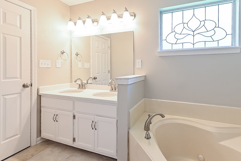 1,840/Mo, 4244 Shadow Oaks Dr Horn Lake, MS 38637 Main Bathroom View 2
