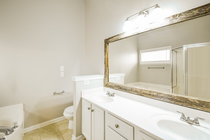 1,910/Mo, 7443 Glennmere Way Cordova, TN 38018 Main Bathroom View