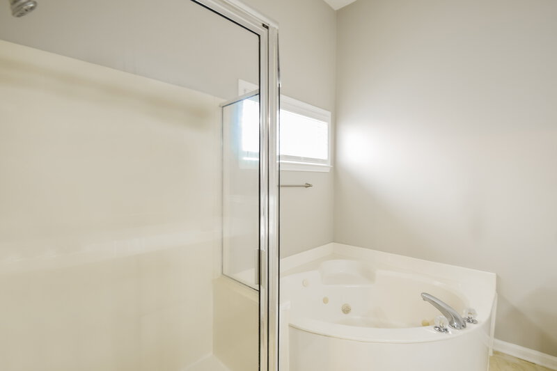 1,910/Mo, 7443 Glennmere Way Cordova, TN 38018 Main Bathroom View 2