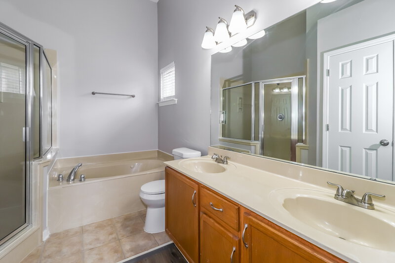 2,570/Mo, 2803 Maggie Woods Pl Arlington, TN 38002 Main Bathroom View