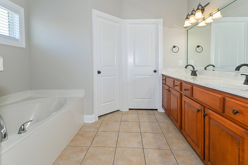 3,580/Mo, 2866 Oxford Cir Southaven, MS 38672 Main Bathroom View