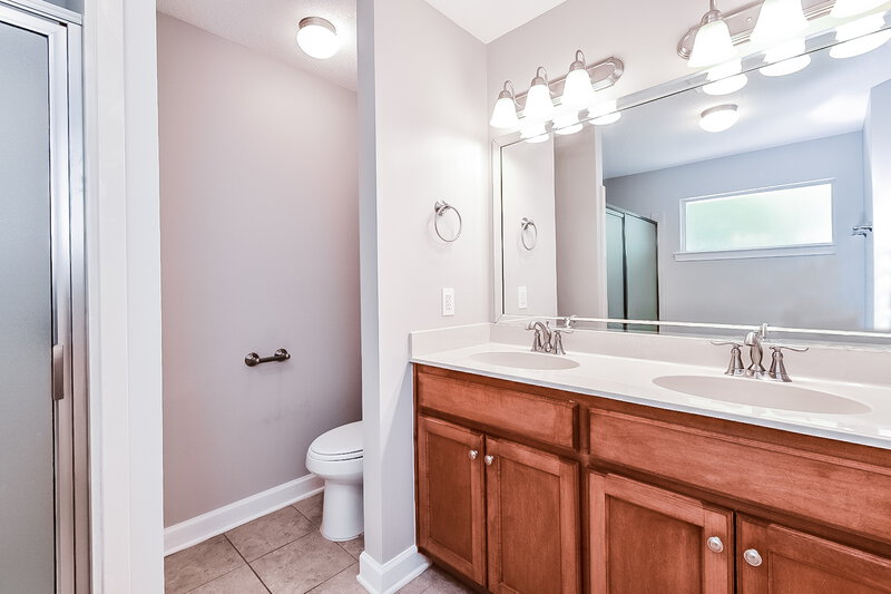 1,840/Mo, 6304 Kingsview Dr Horn Lake, MS 38637 Main Bathroom View