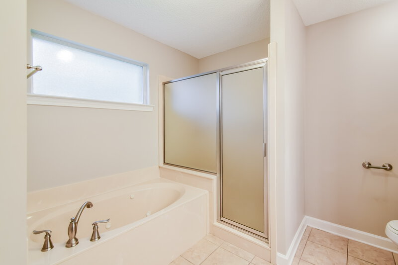 1,895/Mo, 6304 Kingsview Dr Horn Lake, MS 38637 Main Bathroom View