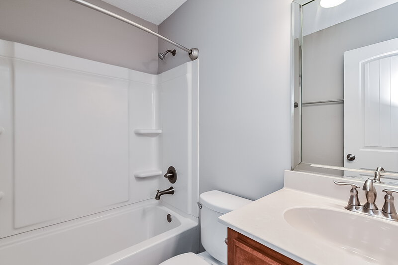 1,840/Mo, 6304 Kingsview Dr Horn Lake, MS 38637 Bathroom View 2