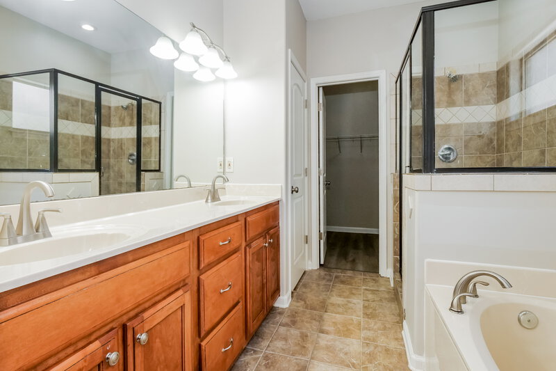 1,810/Mo, 295 Garden Springs Dr Oakland, TN 38060 Main Bathroom View