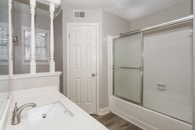 1,730/Mo, 5733 Crievewood Dr Memphis, TN 38135 Main Bathroom View