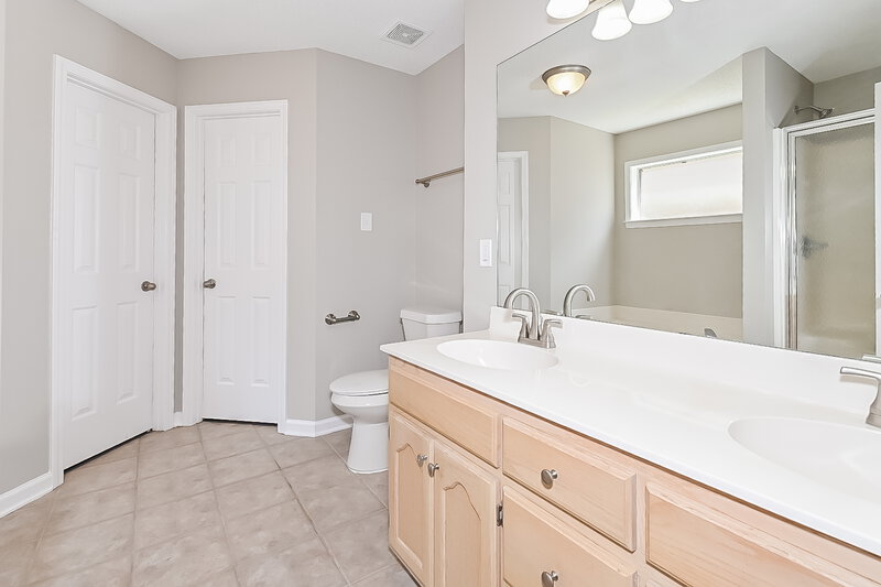 1,870/Mo, 3130 McIngvale Rd Hernando, MS 38632 Main Bathroom View