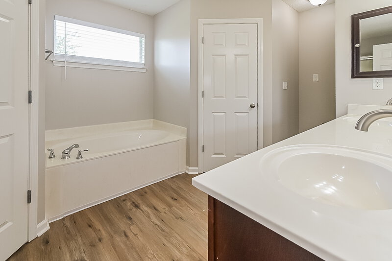1,925/Mo, 2744 Russum Dr Southaven, MS 38672 Main Bathroom View