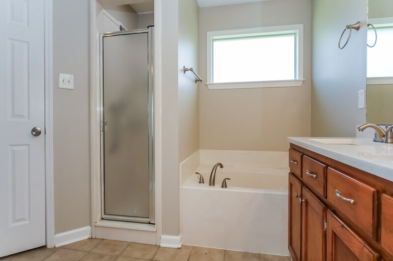 1,955/Mo, 205 Cameron Dr Oakland, TN 38060 Main Bathroom View