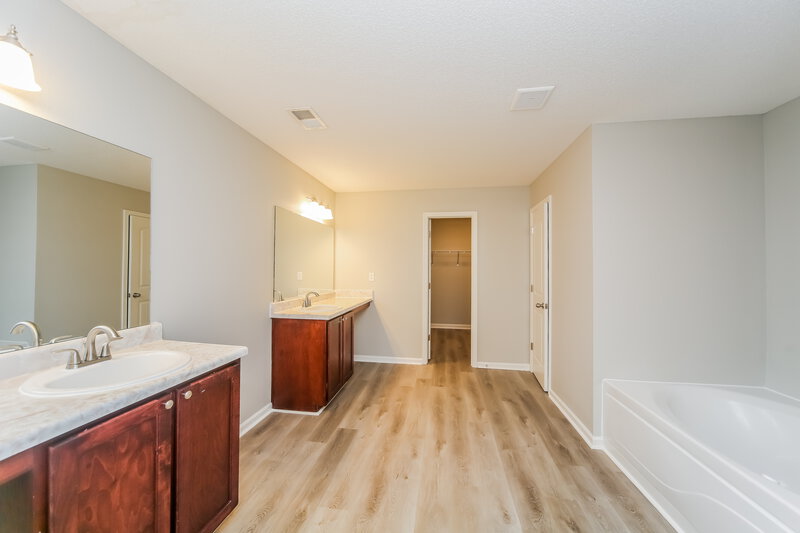 2,430/Mo, 4521 Oakden Ln Memphis, TN 38125 Main Bathroom View