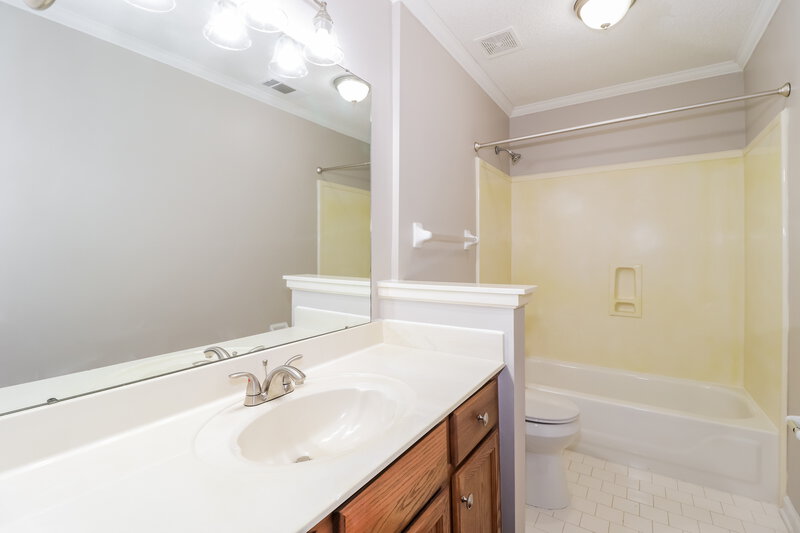 2,425/Mo, 10076 Woodland Grove Dr Lakeland, TN 38002 Bathroom View