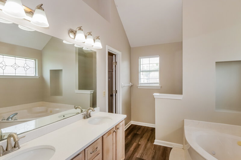 1,720/Mo, 5554 Lake Front Dr Horn Lake, MS 38637 Main Bathroom View