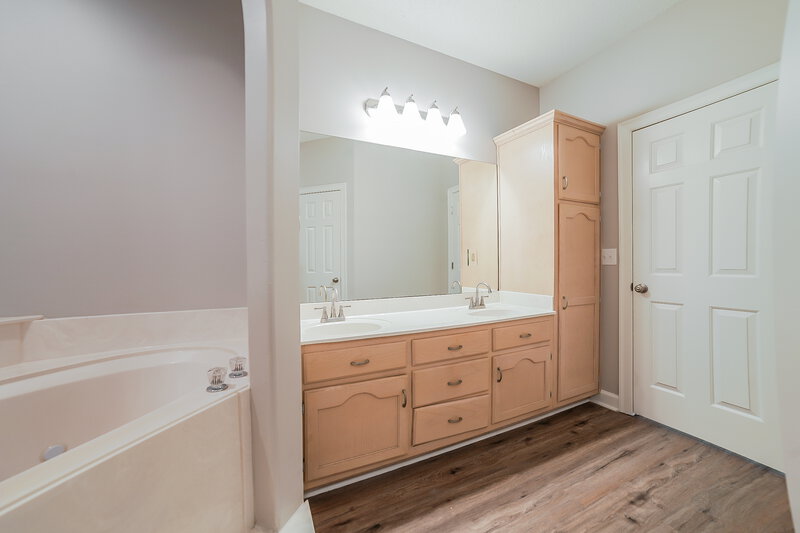 2,295/Mo, 8978 Shellflower Dr Southaven, MS 38671 Main Bathroom View
