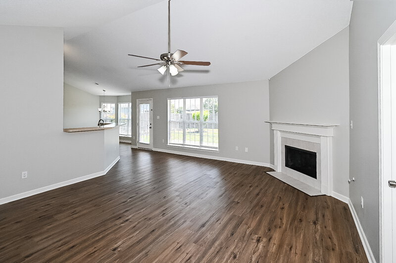 2,445/Mo, 6620 Tealwood Dr Horn Lake, MS 38637 Living Room View 2