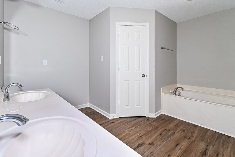 2,445/Mo, 6620 Tealwood Dr Horn Lake, MS 38637 Main Bathroom View