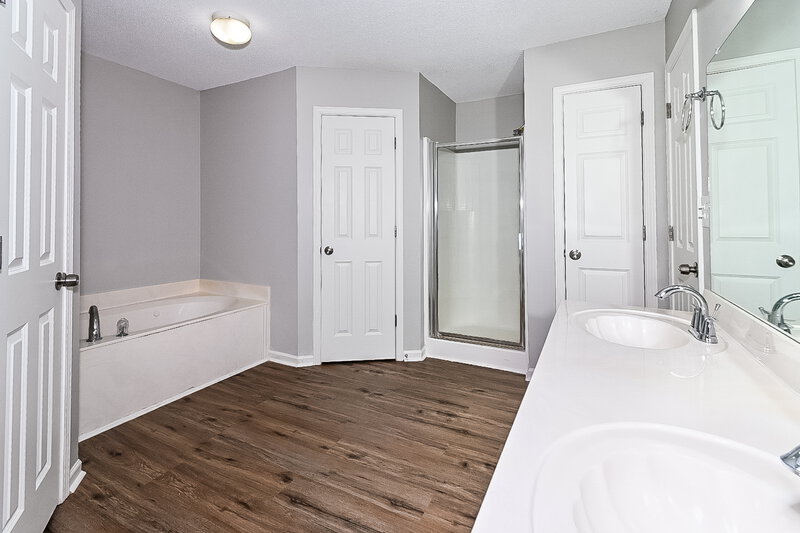 2,445/Mo, 6620 Tealwood Dr Horn Lake, MS 38637 Main Bathroom View 2