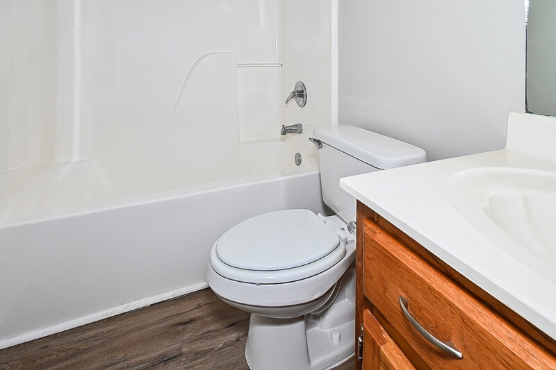 2,445/Mo, 6620 Tealwood Dr Horn Lake, MS 38637 Bathroom View