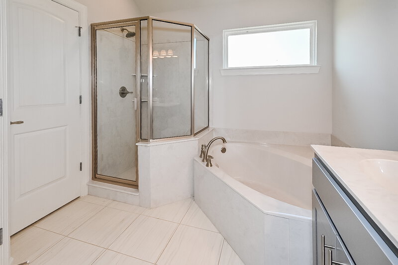 2,255/Mo, 5315 Holly Ridge Dr Horn Lake, MS 38637 Main Bathroom View